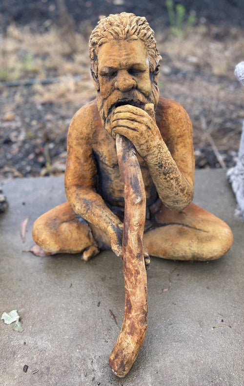 22nice4me Garden Statues Aboriginal man playing a didgeridoo, handcrafted rust-coloured concrete outdoor ornament.