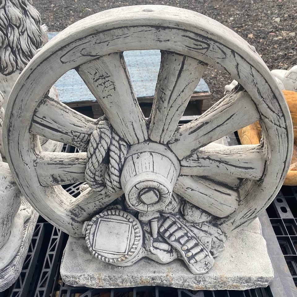 22nice4me Garden Statues ANZAC wagon wheel concrete garden ornament in natural grey with detailed rope and medal accents