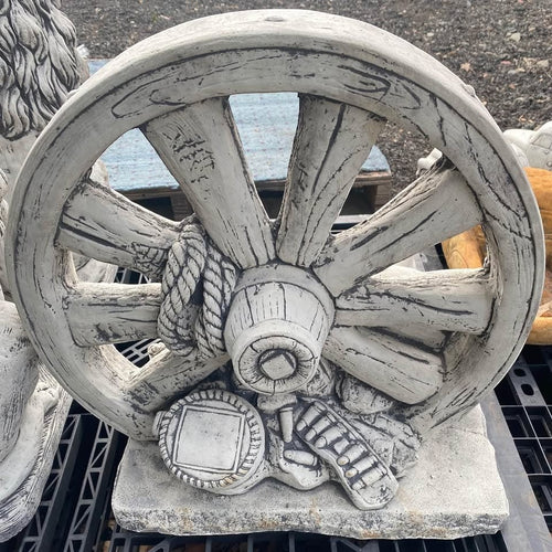 22nice4me Garden Statues ANZAC wagon wheel concrete ornament in natural grey with detailed rope and military accents.