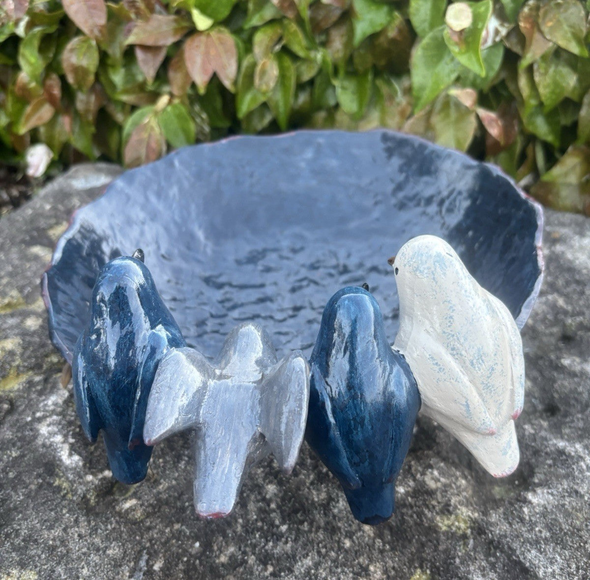 22nice4me Garden Statues ceramic bird feeder bowl in deep blue with four decorative birds perched on the textured rim