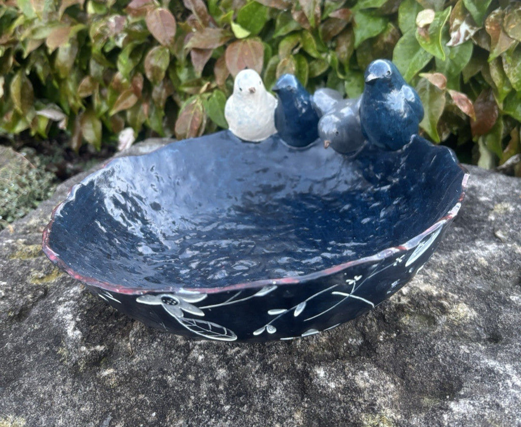 22nice4me Garden Statues ceramic bird feeder bowl in deep blue with decorative birds perched on the textured rim