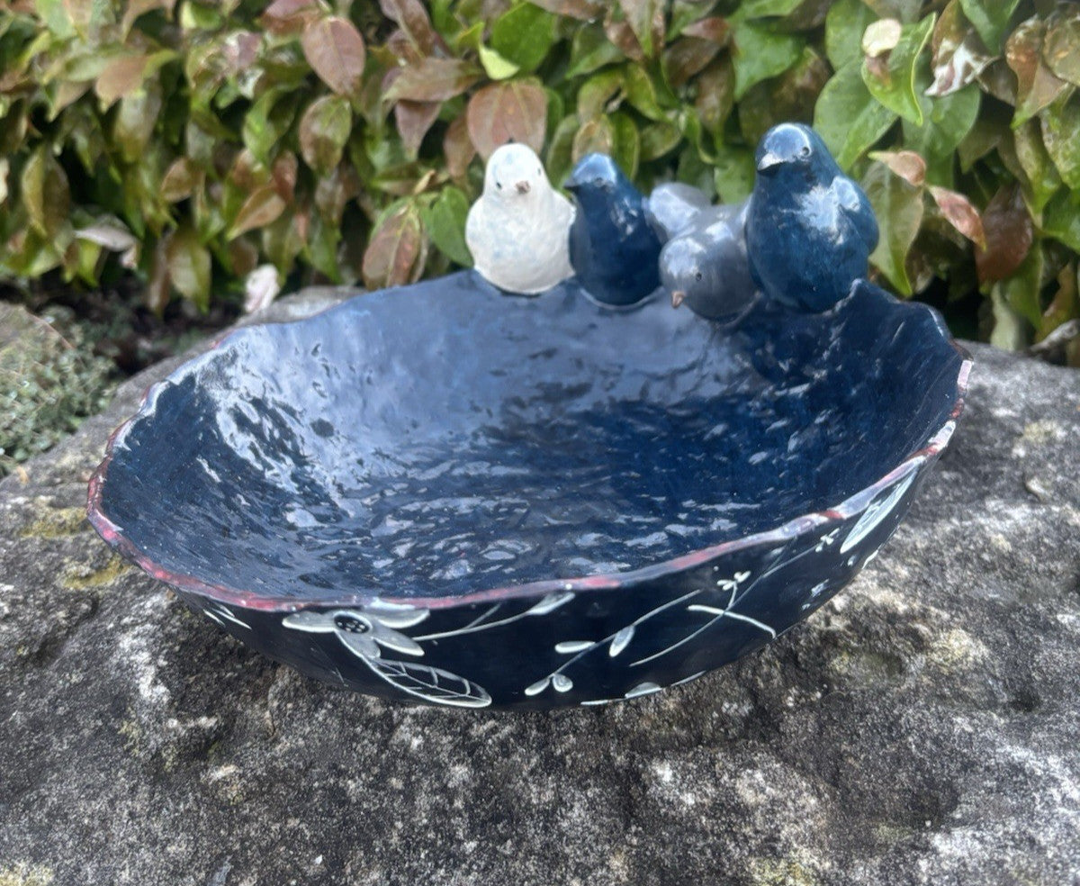 22nice4me Garden Statues ceramic bird feeder bowl in deep blue with decorative birds perched on the textured rim