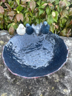 22nice4me Garden Statues ceramic bird feeder bowl in deep blue with four decorative birds perched on the rim