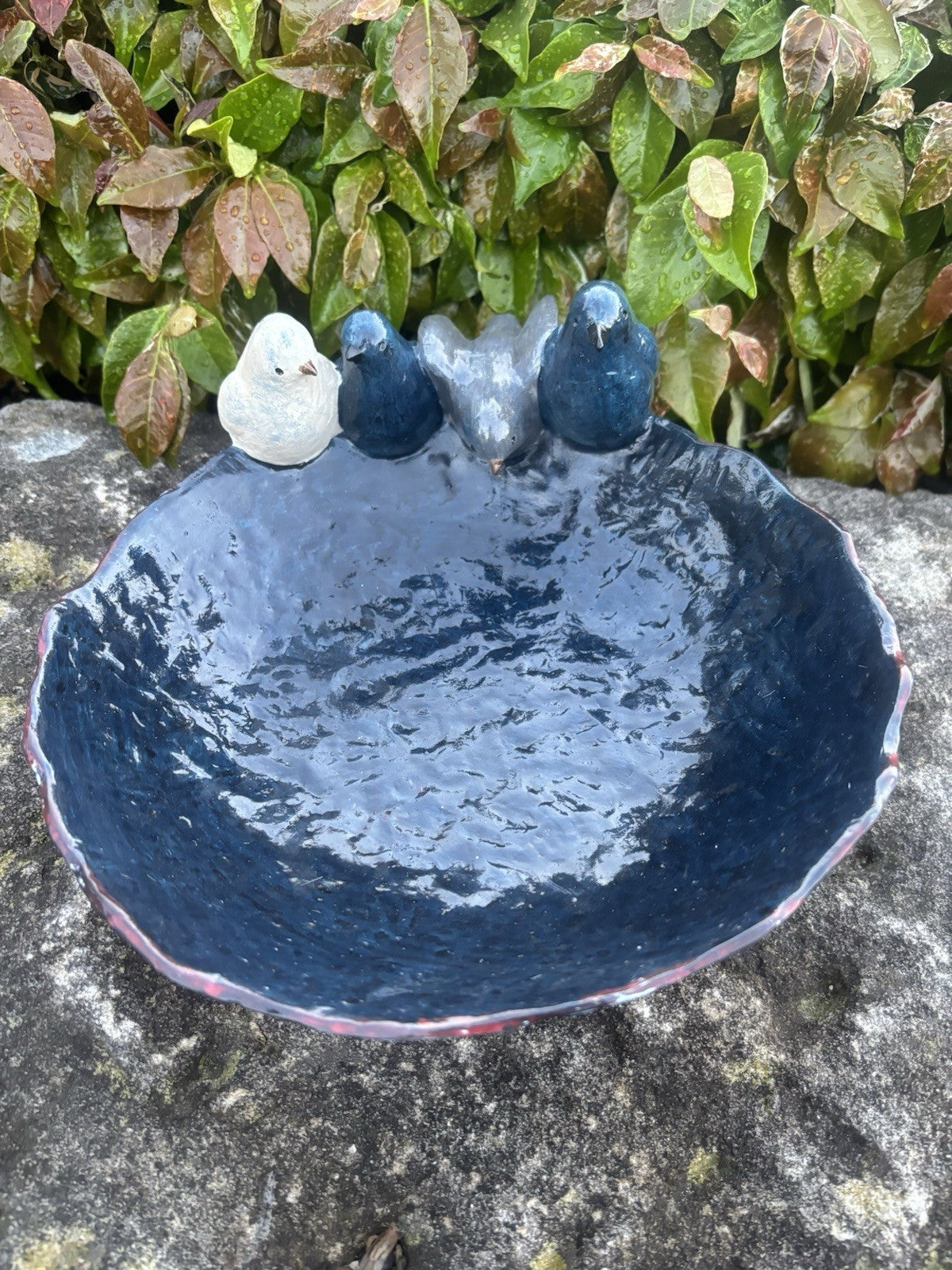 22nice4me Garden Statues ceramic bird feeder bowl in deep blue with four decorative birds perched on the rim