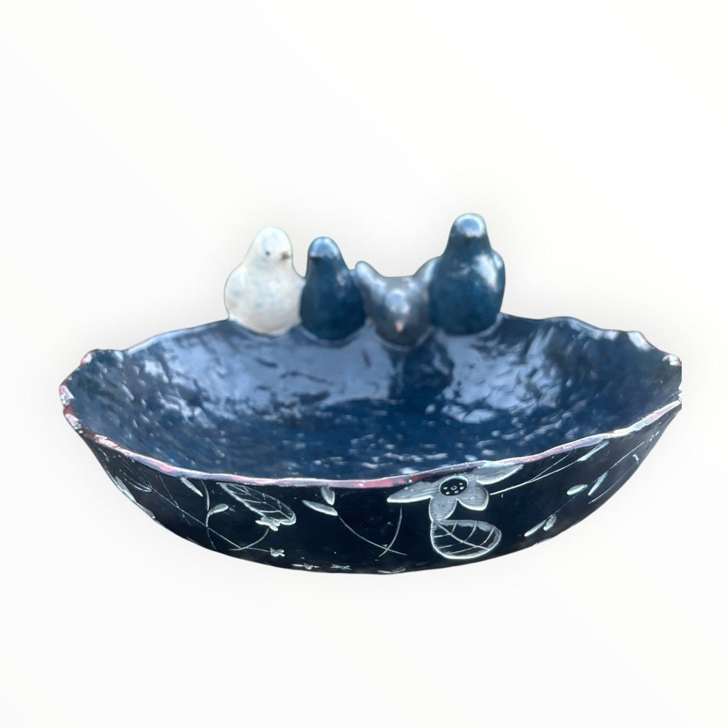 22nice4me Garden Statues ceramic bird feeder bowl in deep blue with textured finish and four decorative bird figures