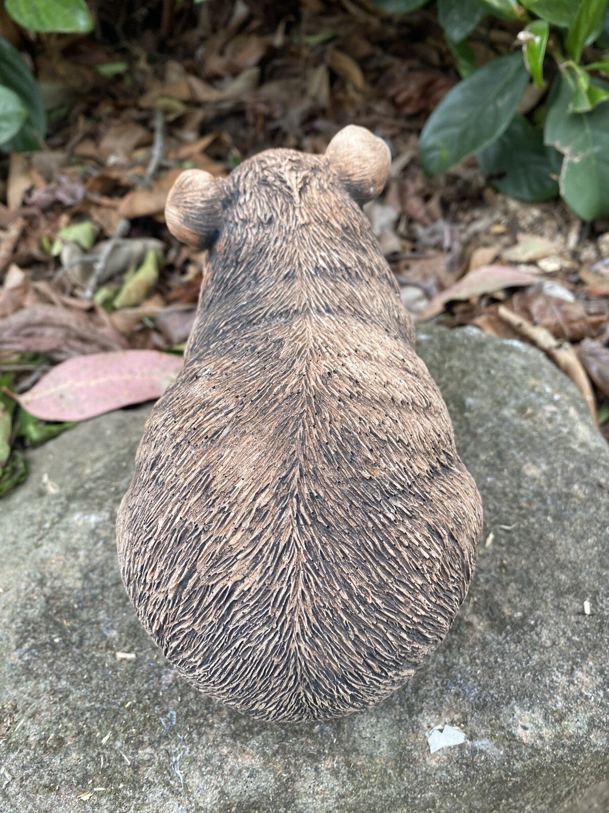 22nice4me Garden Statues brown concrete guinea pig ornament with textured fur detail sitting on a garden stone