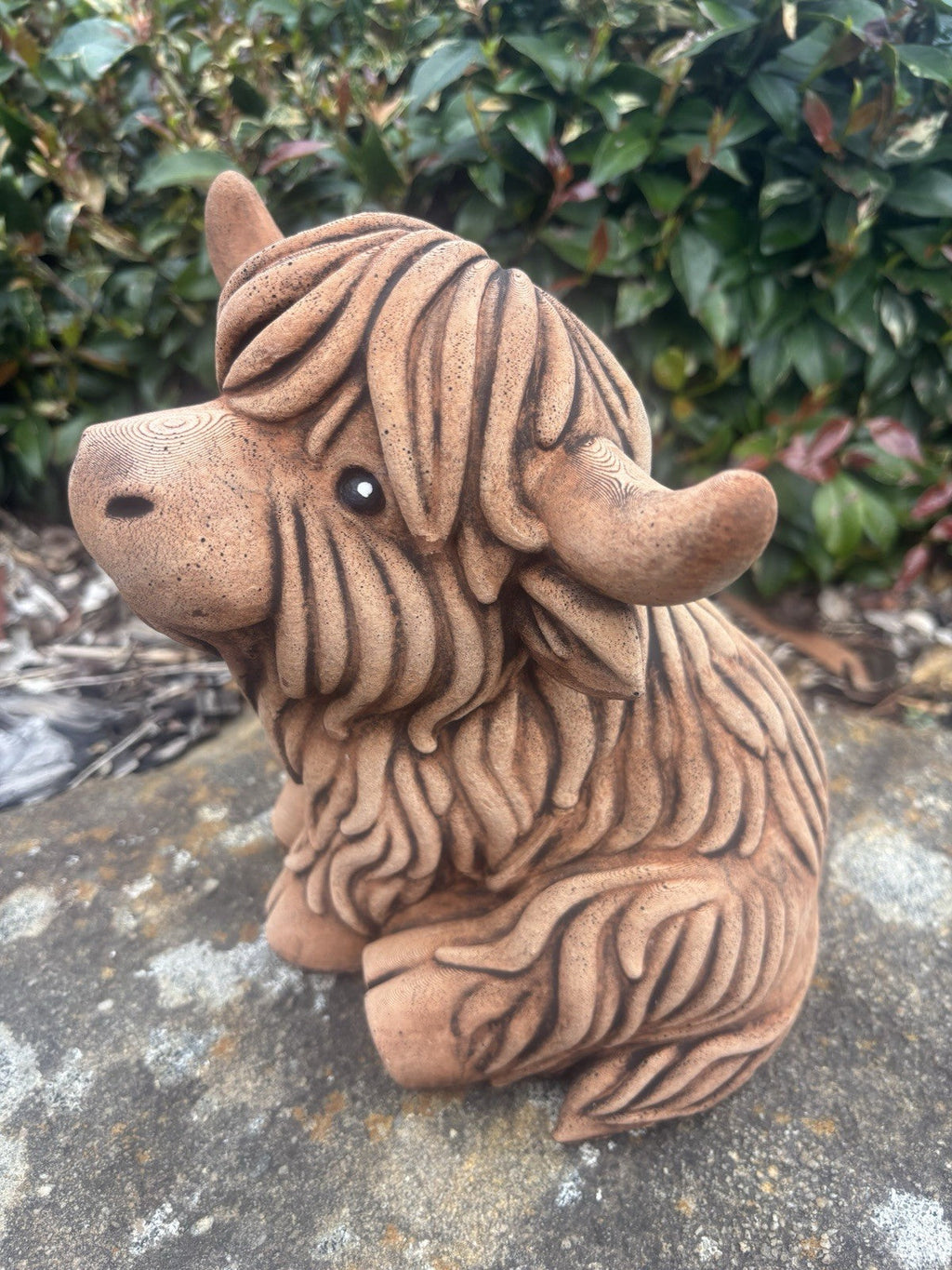 22nice4me Garden Statues brown concrete Highland cow ornament with shaggy texture and curved horns in a garden setting