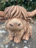 22nice4me Garden Statues brown concrete Highland cow ornament with shaggy texture and curved horns in a garden setting