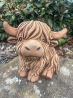 22nice4me Garden Statues brown concrete Highland cow ornament with shaggy coat and horns in a garden setting