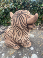 22nice4me Garden Statues brown concrete Highland cow ornament with shaggy texture and curved horns in a garden setting