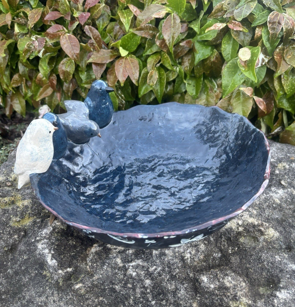 22nice4me Garden Statues ceramic bird feeder bowl in deep blue with decorative birds perched on the textured rim