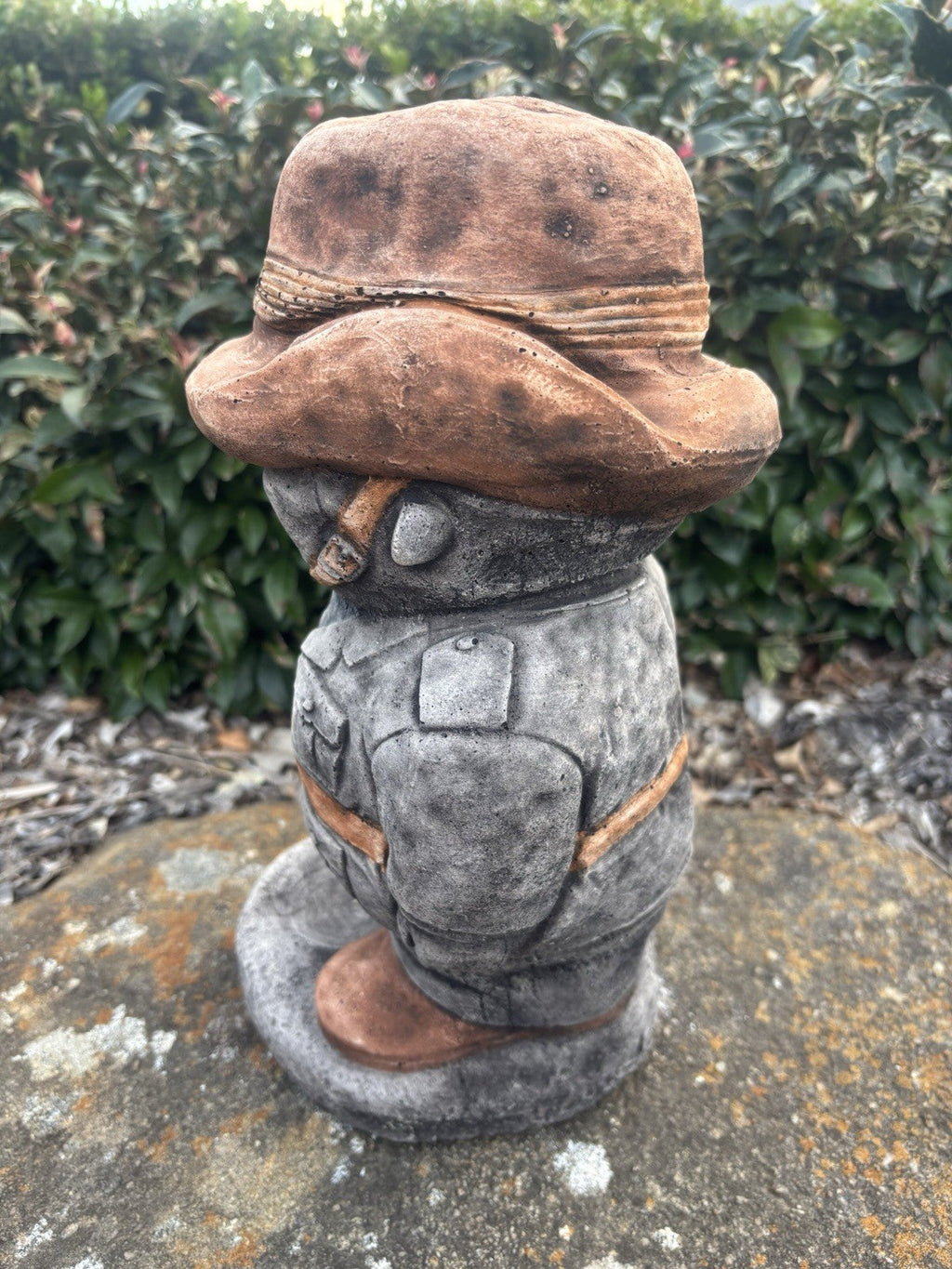 22nice4me Garden Statues concrete ANZAC soldier ornament with slouch hat and brown and gold-toned hand-finished details