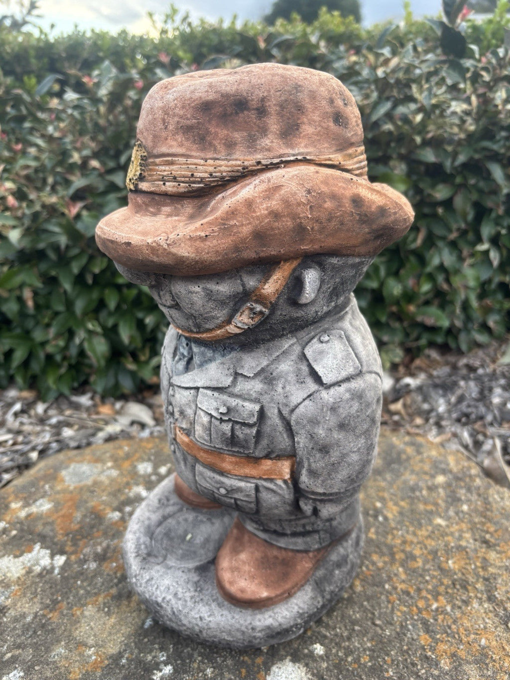 22nice4me Garden Statues concrete ANZAC soldier ornament with slouch hat and hand-finished brown and gold accents
