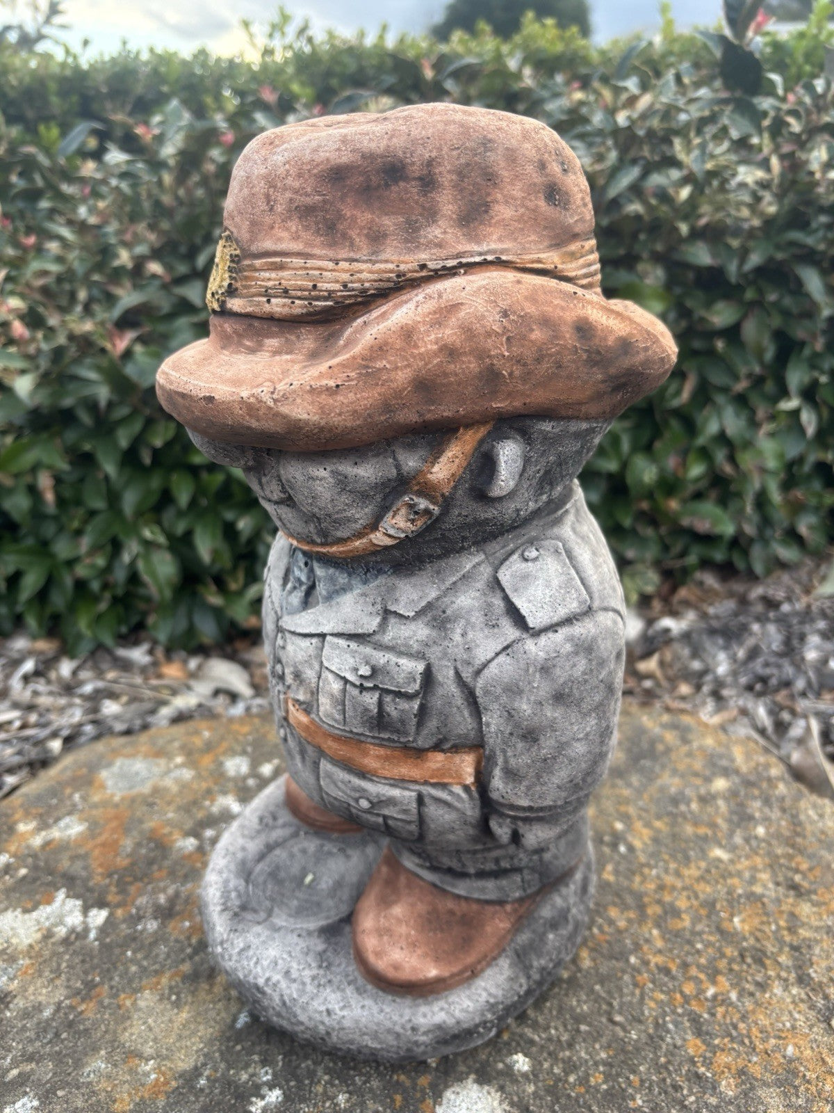 22nice4me Garden Statues concrete ANZAC soldier ornament with slouch hat and hand-finished brown and gold accents
