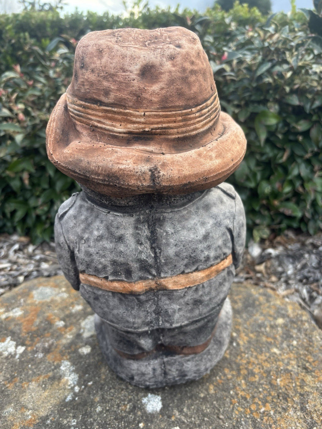22nice4me Garden Statues concrete ANZAC soldier ornament showing the back view with a detailed slouch hat and uniform.
