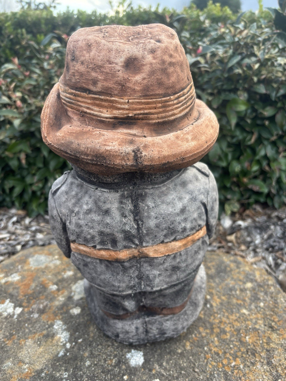 22nice4me Garden Statues concrete ANZAC soldier ornament showing the back view with a detailed slouch hat and uniform.