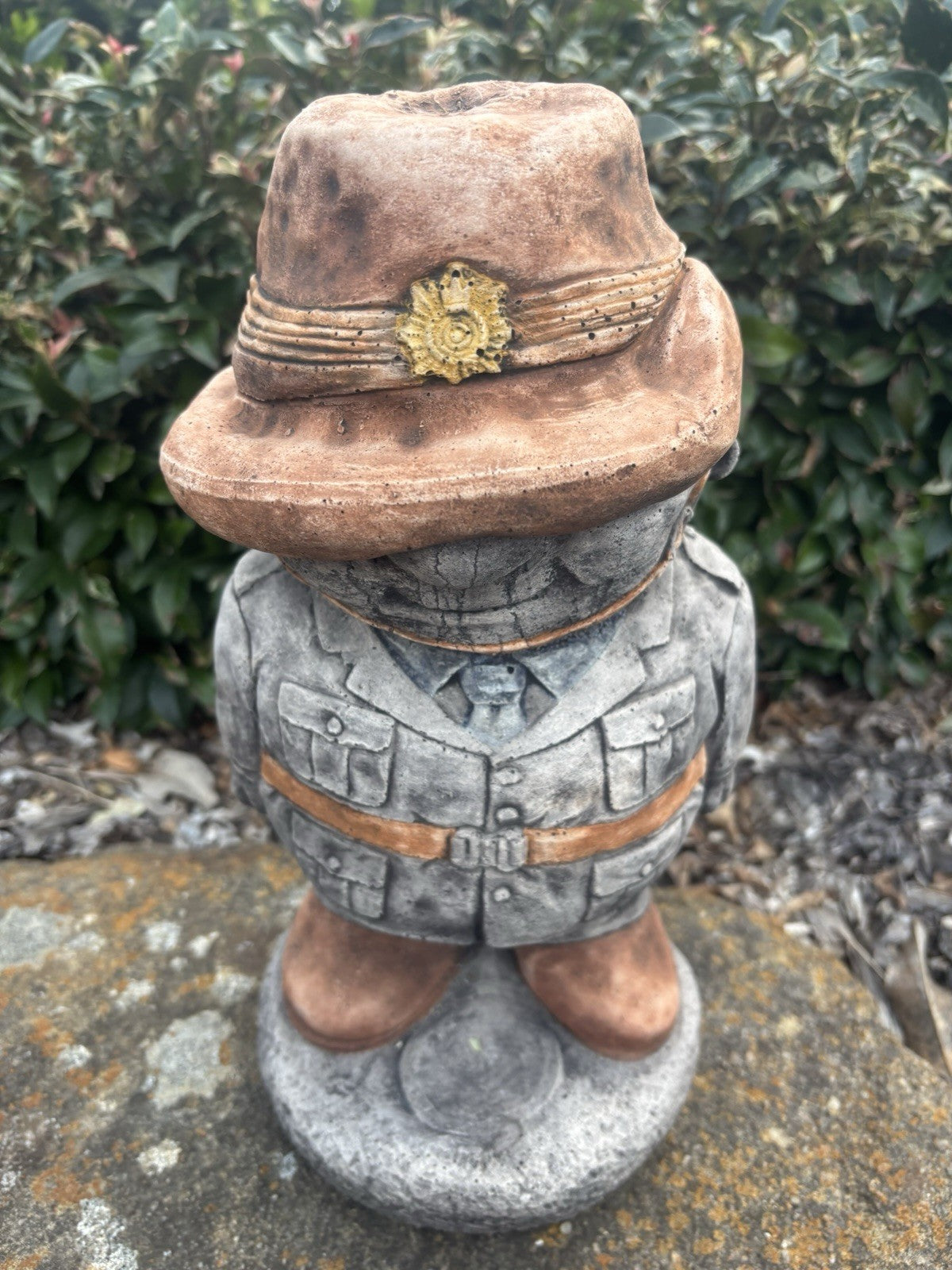 22nice4me Garden Statues concrete ANZAC soldier ornament with slouch hat and hand-finished brown and gold accents