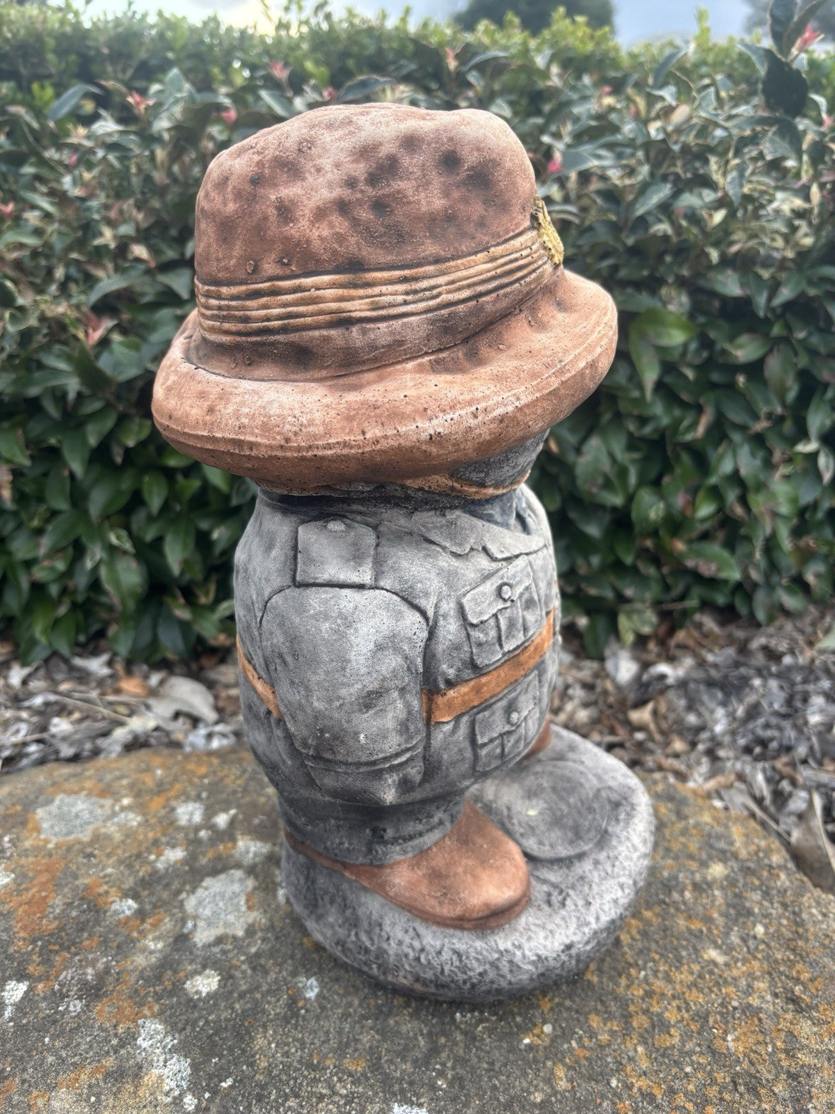 22nice4me Garden Statues concrete ANZAC soldier ornament with slouch hat and brown accents in a garden setting