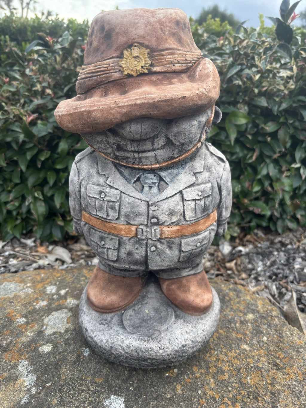 22nice4me Garden Statues concrete ANZAC soldier ornament with slouch hat and hand-finished brown and gold accents