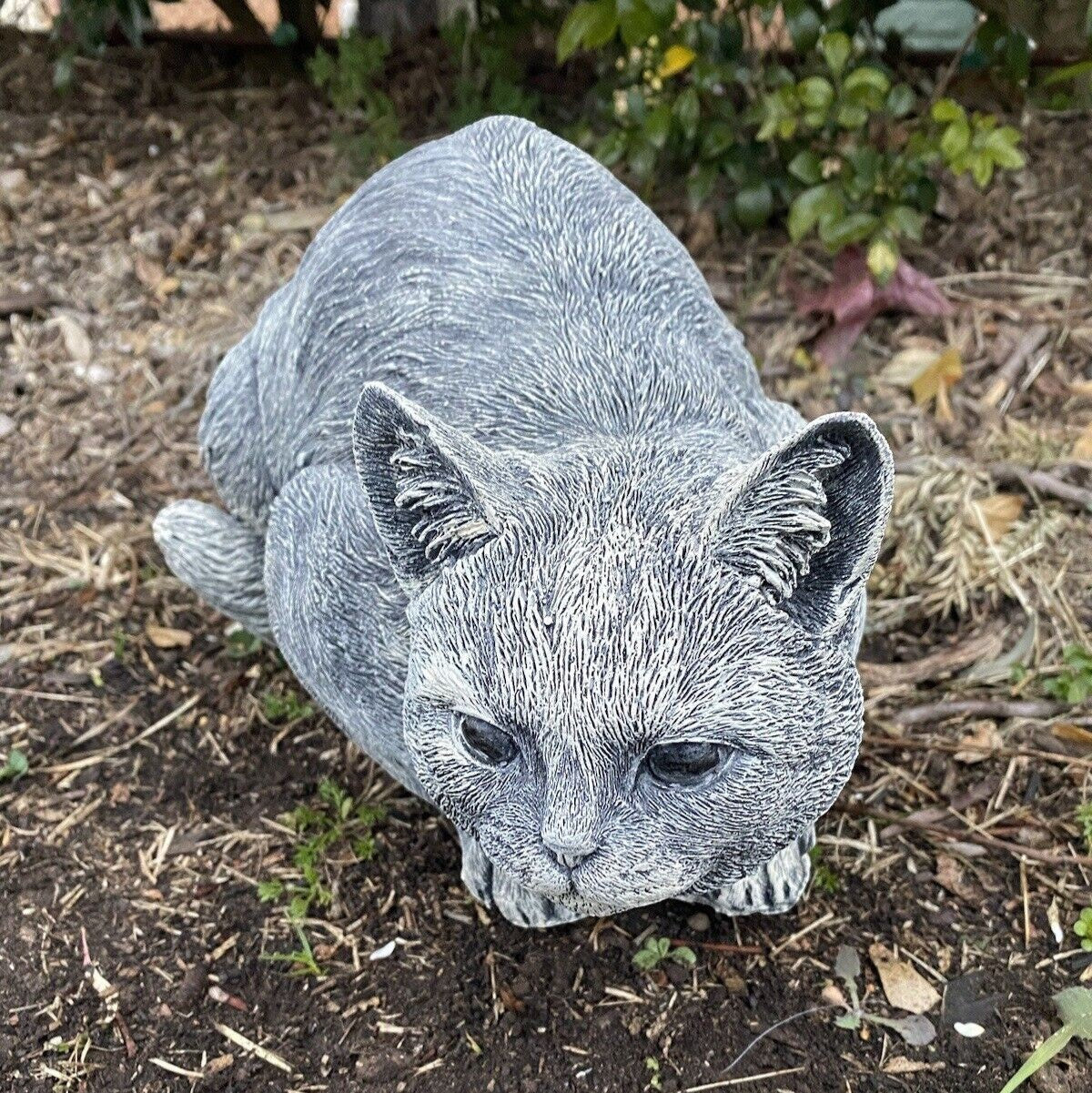 22nice4me Garden Statues crouching tabby cat memorial ornament made of hand-painted grey concrete for outdoor decor