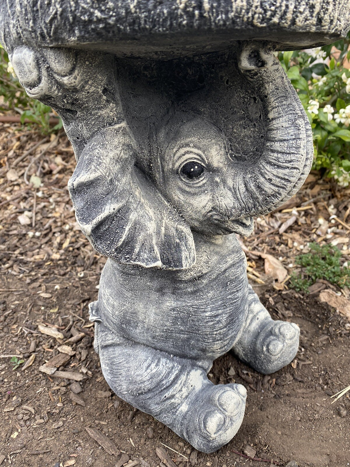 22nice4me Garden Statues hand-painted concrete elephant pot plant stand with a weathered grey finish