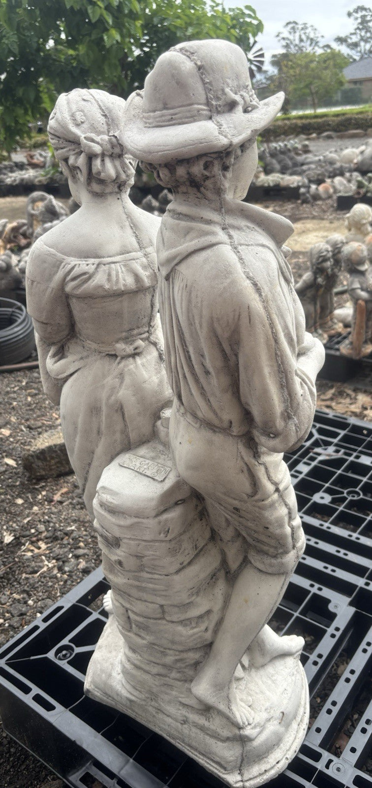 22nice4me Garden Statues white concrete first love statue of a man and woman in a romantic pose, side view