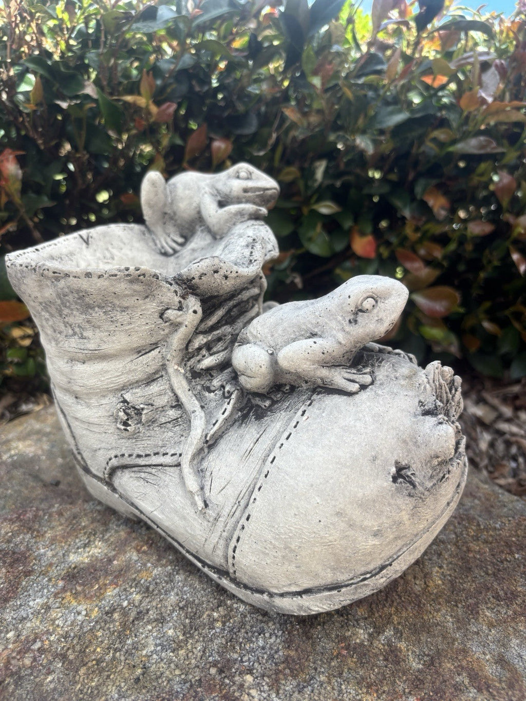 22nice4me Garden Statues concrete boot planter featuring detailed frog figures in a natural rustic finish