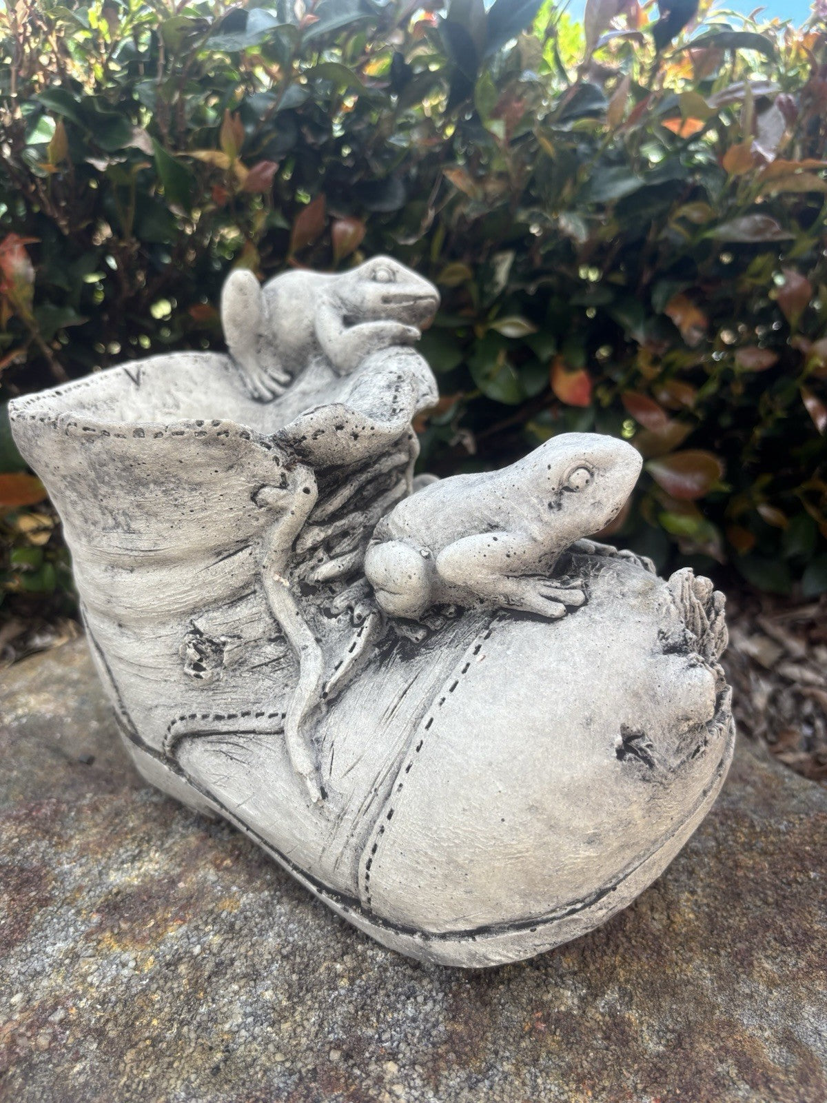 22nice4me Garden Statues concrete boot planter featuring detailed frog figures in a natural rustic finish