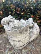 22nice4me Garden Statues concrete boot planter with detailed frog figures in a rustic natural grey finish