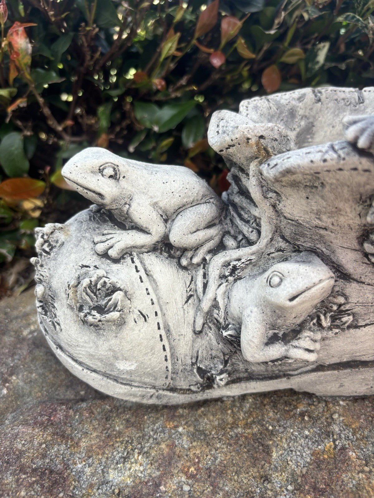 22nice4me Garden Statues concrete boot planter featuring detailed frog figures in a rustic natural grey finish