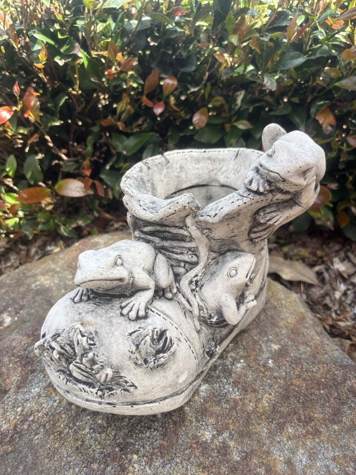 22nice4me Garden Statues concrete boot planter featuring detailed frog figures in a rustic natural grey finish