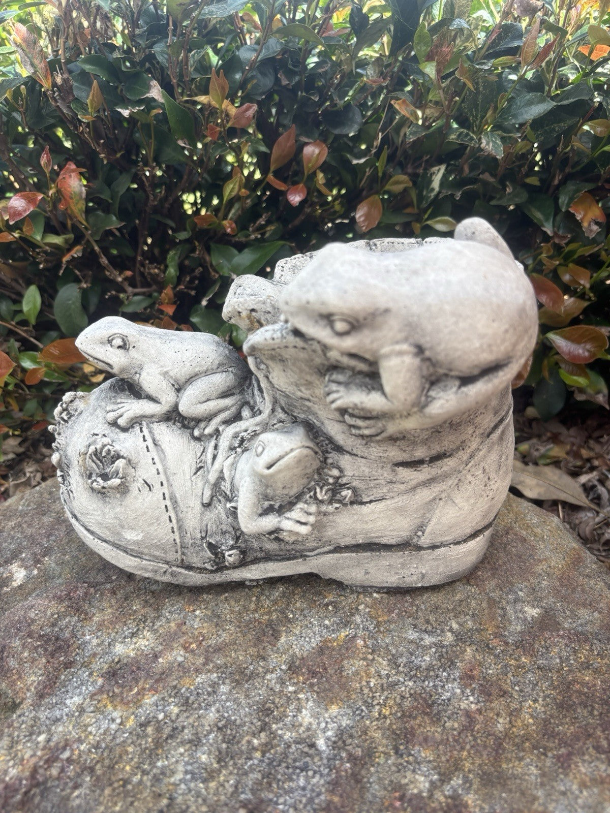 22nice4me Garden Statues concrete boot planter featuring detailed frog figures in a rustic natural grey finish