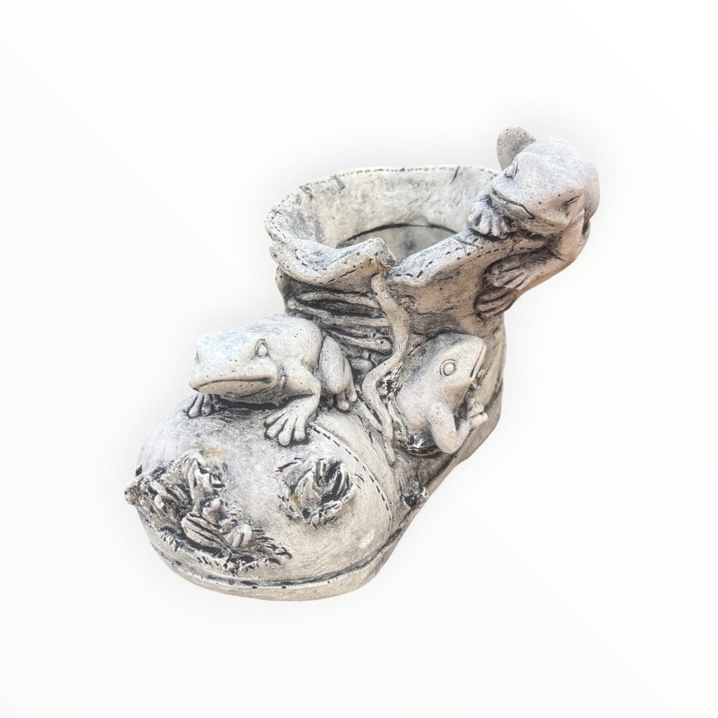 22nice4me Garden Statues concrete boot planter featuring detailed frog figures in a natural rustic grey finish
