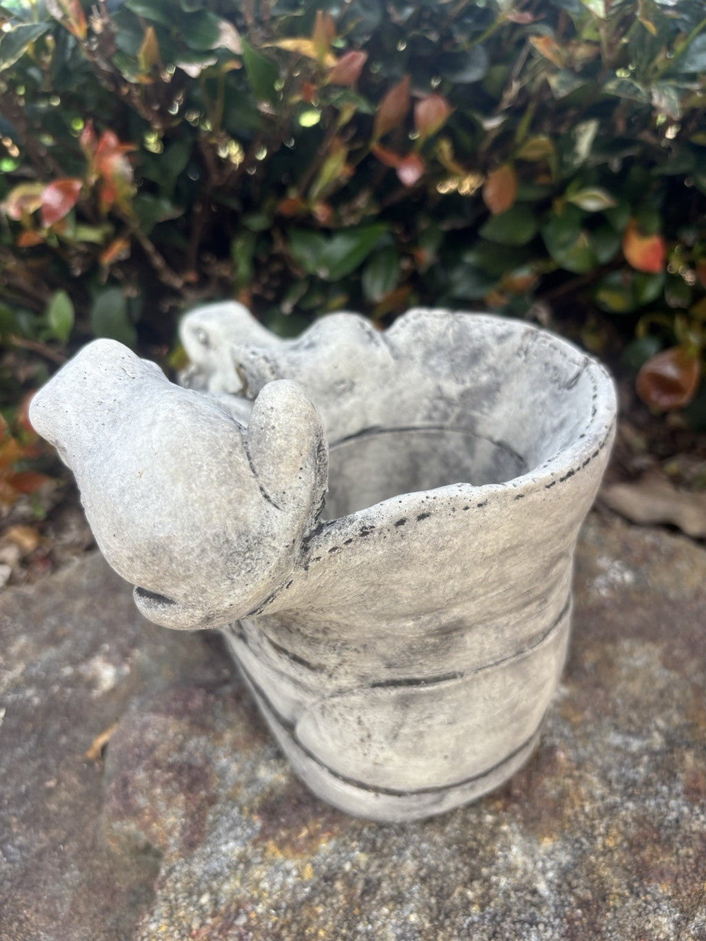 22nice4me Garden Statues concrete boot planter featuring detailed frog figures with a rustic natural grey finish