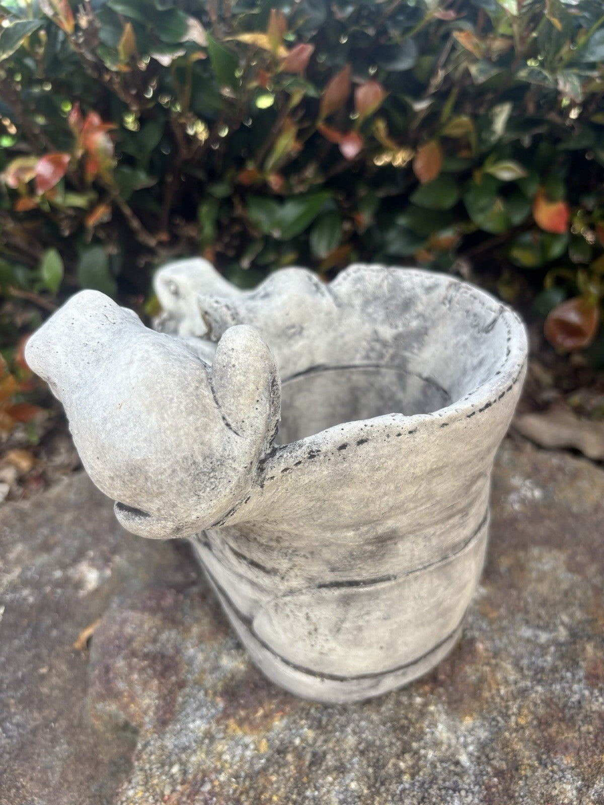 22nice4me Garden Statues concrete boot planter featuring detailed frog figures with a rustic natural grey finish