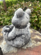 22nice4me Garden Statues concrete frog ornament with a weathered grey finish, viewed from the back in a garden setting