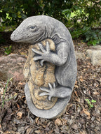 22nice4me Garden Statues hand-painted concrete goanna lizard ornament resting on a rock with an antique finish