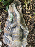 22nice4me Garden Statues hand-painted concrete goanna lizard sculpture with an antique finish resting on a rock
