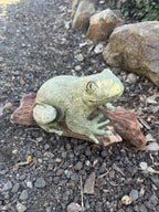 22nice4me Garden Statues handcrafted concrete green tree frog sitting on a log for outdoor garden decoration