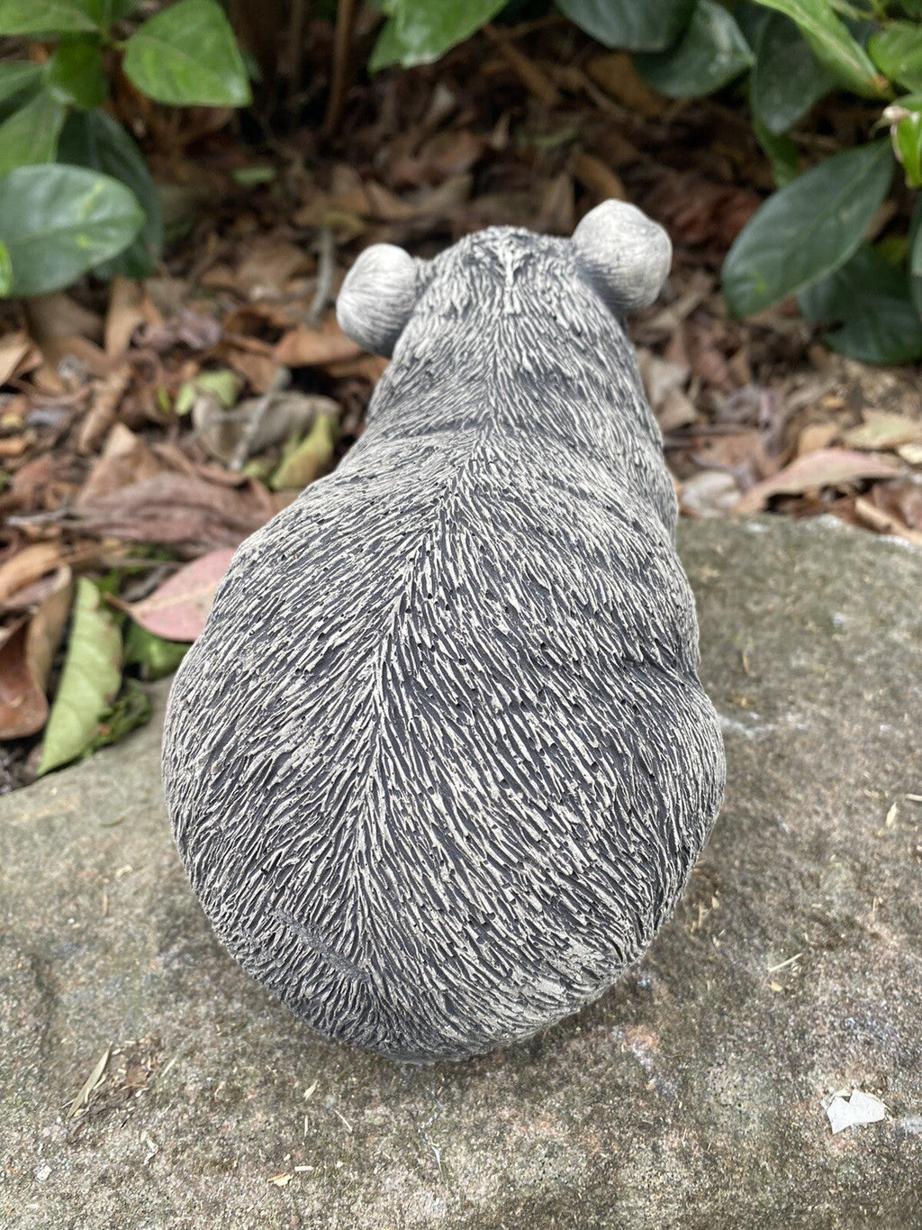 22nice4me Garden Statues hand-painted concrete guinea pig ornament with textured grey antique finish in a garden