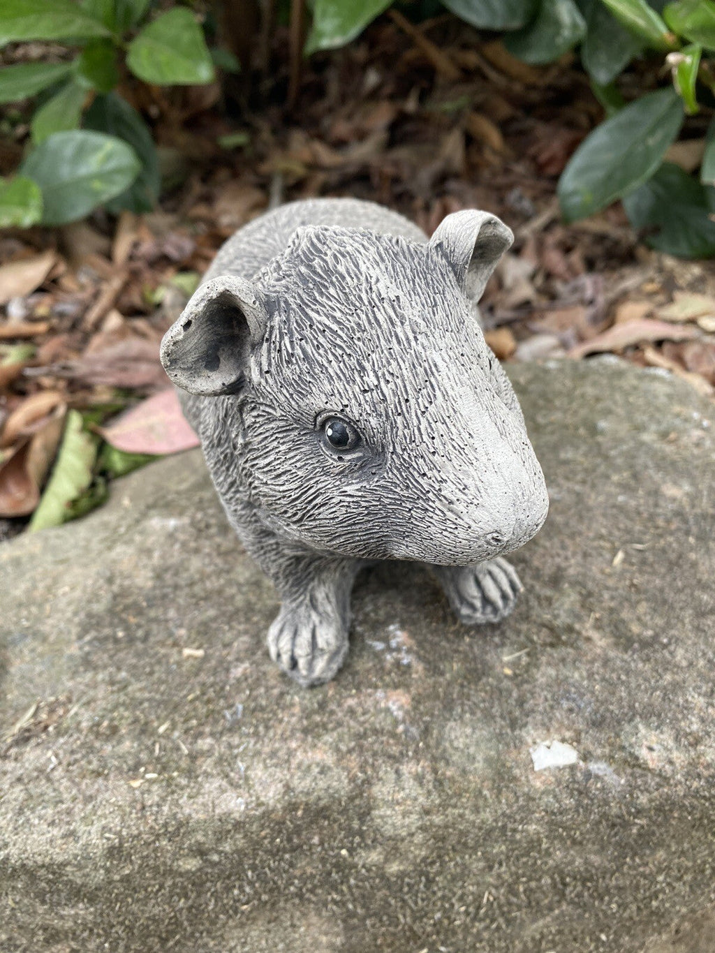 22nice4me Garden Statues hand-painted concrete guinea pig ornament with an antique finish in a garden setting