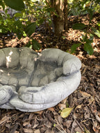 22nice4me Garden Statues concrete hands bird bath feeder with a grey matt finish placed on garden leaves