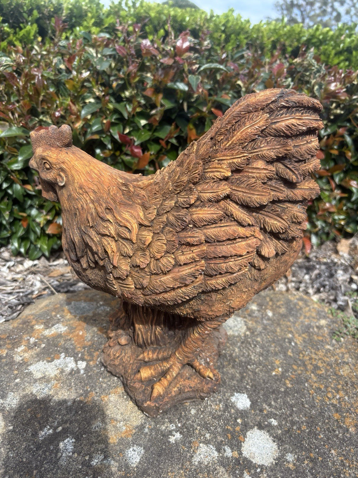 22nice4me Garden Statues concrete hen ornament with a rustic rust finish and detailed feather texture on a stone base