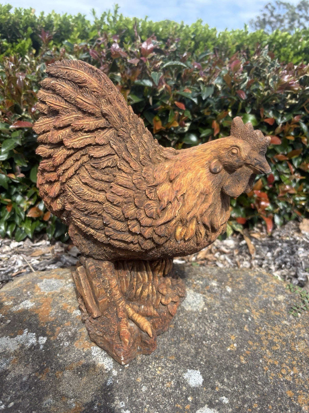 22nice4me Garden Statues concrete hen ornament with a rustic rust finish and detailed feathers on a stump base.