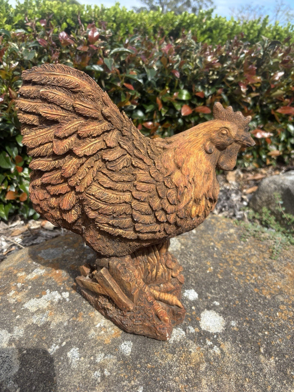 22nice4me Garden Statues concrete hen ornament with a rustic rust finish and detailed feathers on a stump base