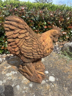 22nice4me Garden Statues concrete hen ornament with a rustic rust finish and detailed feathers on a stump base