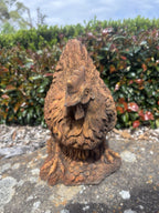 22nice4me Garden Statues concrete hen ornament with a rustic rust finish and detailed feather texture in a garden