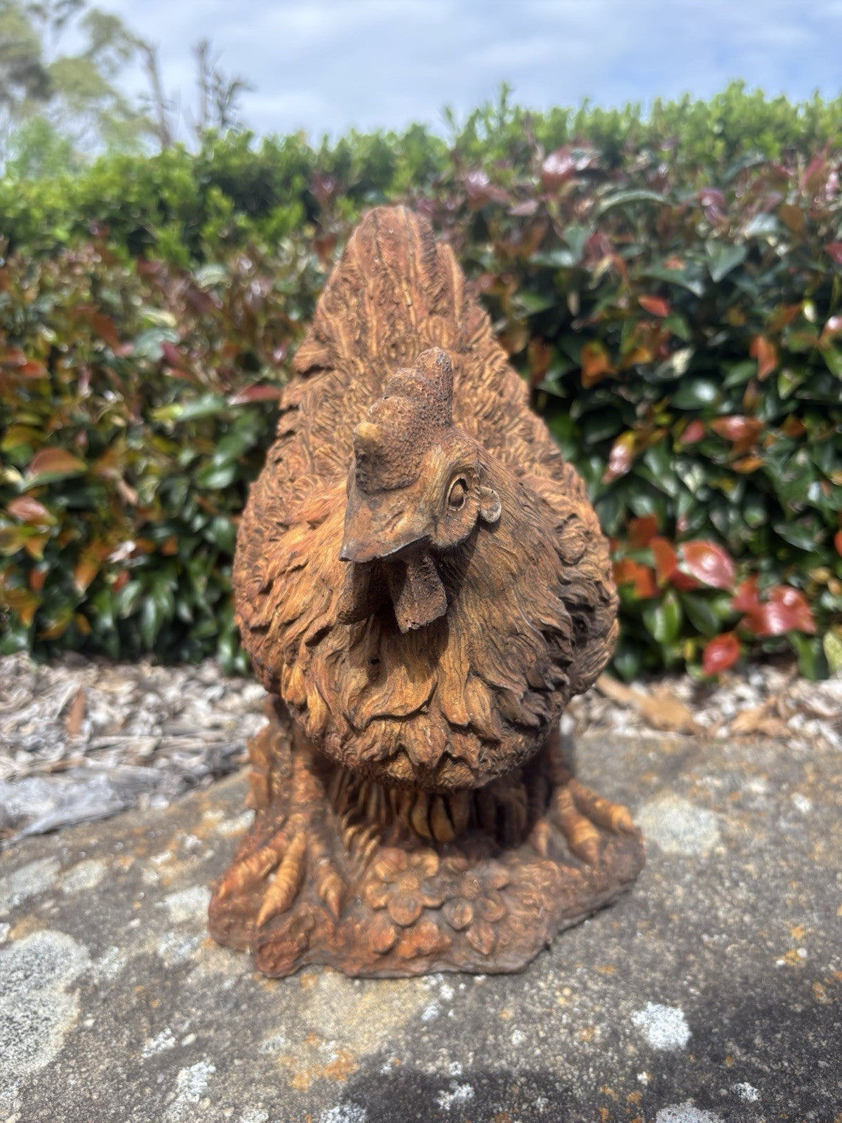 22nice4me Garden Statues concrete hen ornament with a rustic rust finish and detailed feather texture in a garden
