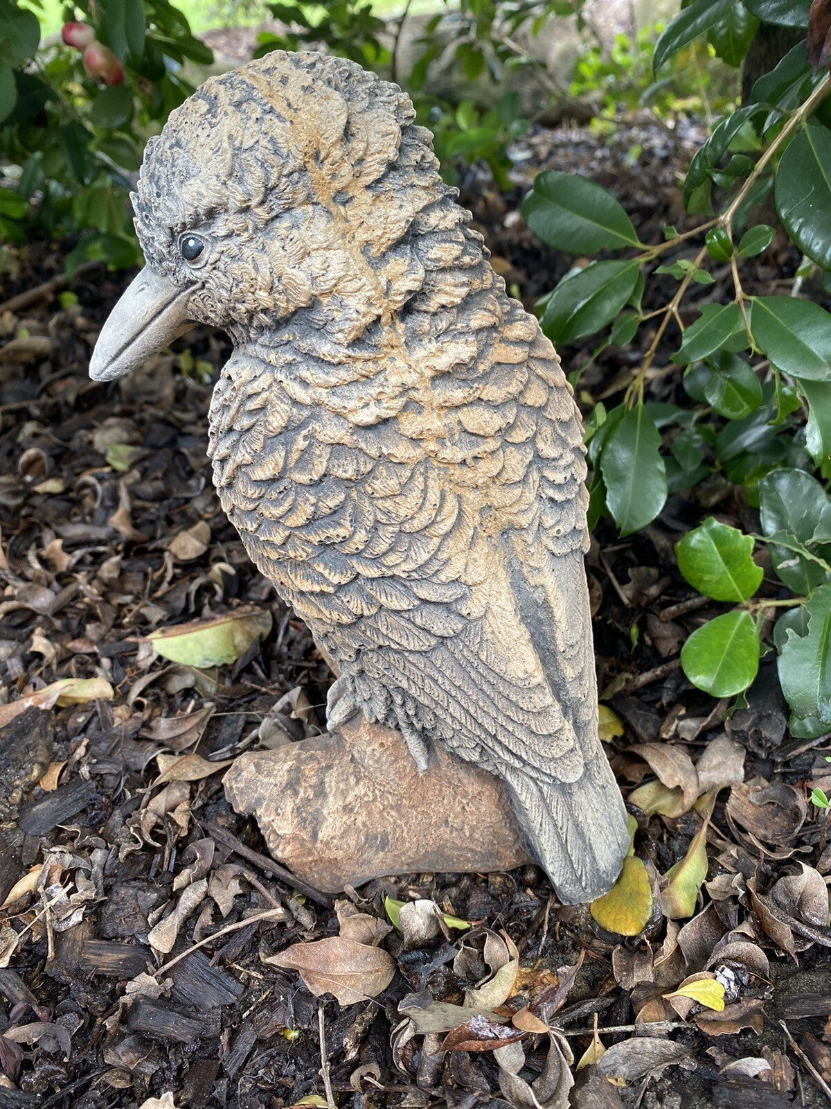 22nice4me Garden Statues hand-painted concrete kookaburra bird ornament perched on a log in a garden setting