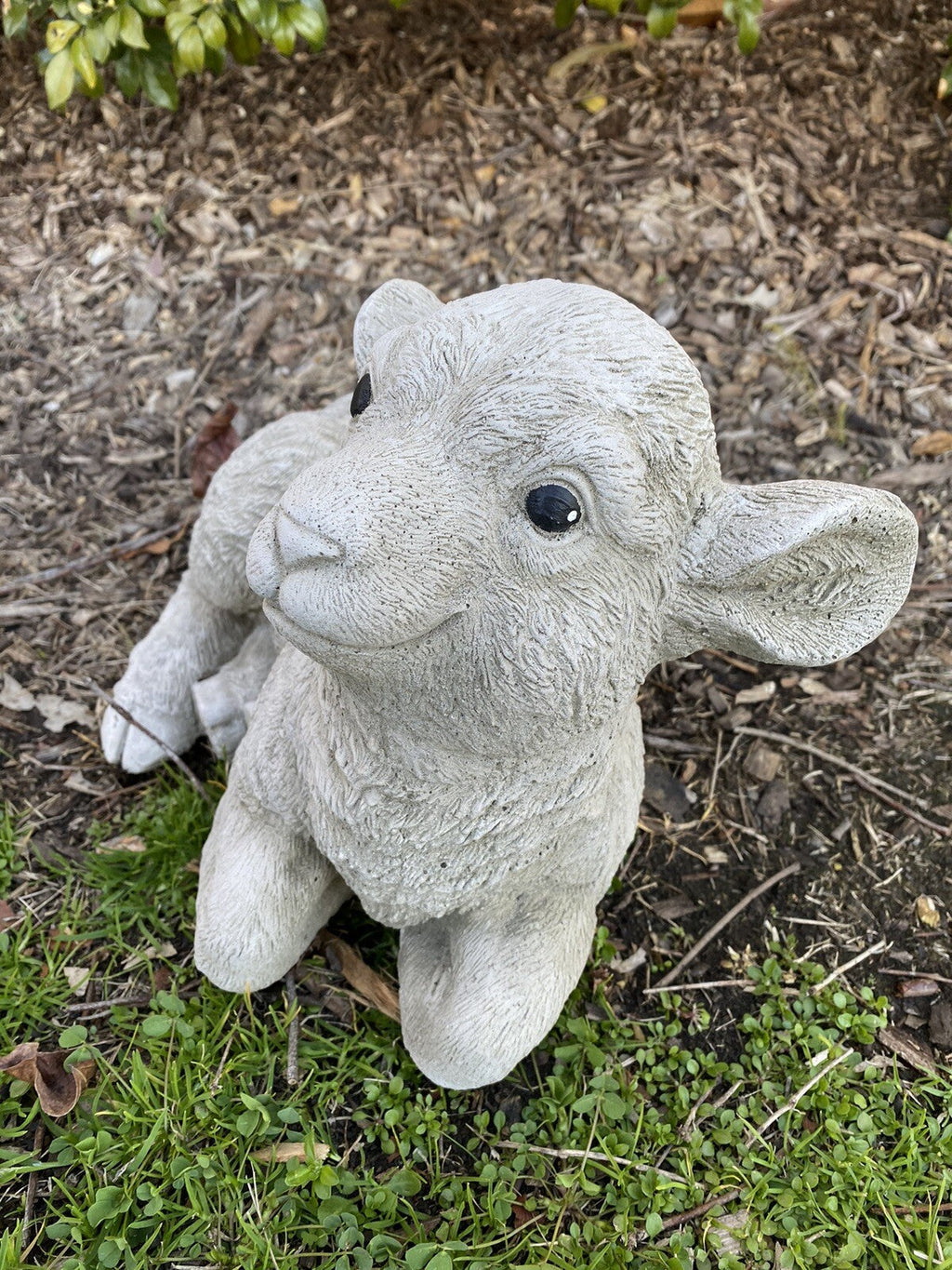 22nice4me Garden Statues concrete lamb ornament with a realistic matt finish, laying down in a garden setting.